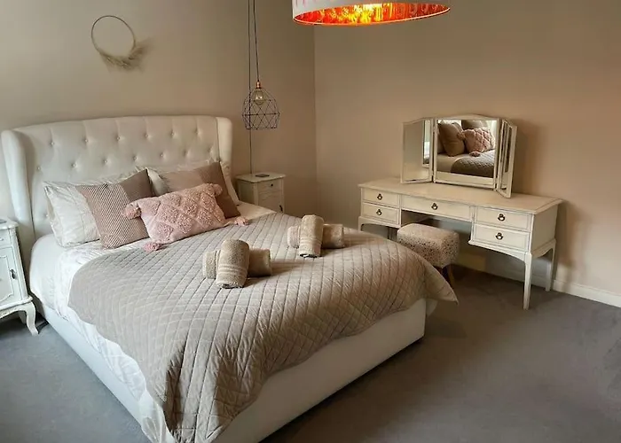 Gorgeous Central 3 Bed House Free Parking & Garden
