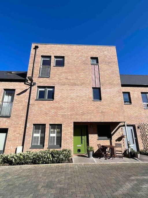 Gorgeous 3 Bed House Free Parking & Garden Hébergement de vacances *