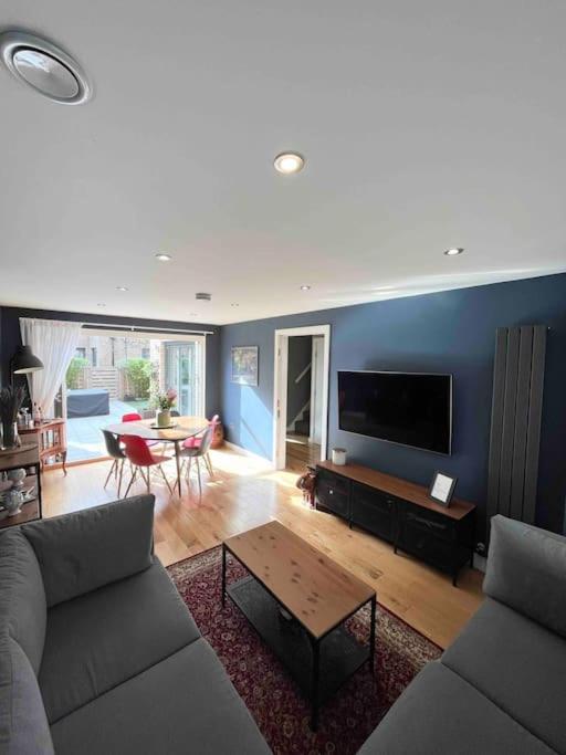 Gorgeous 3 Bed House Free Parking & Garden Hébergement de vacances